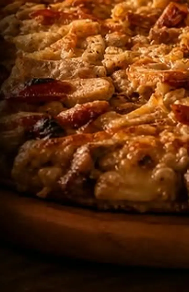 Pizza do rodízio Tradicional do Santo Strike, no tabuleiro de madeira